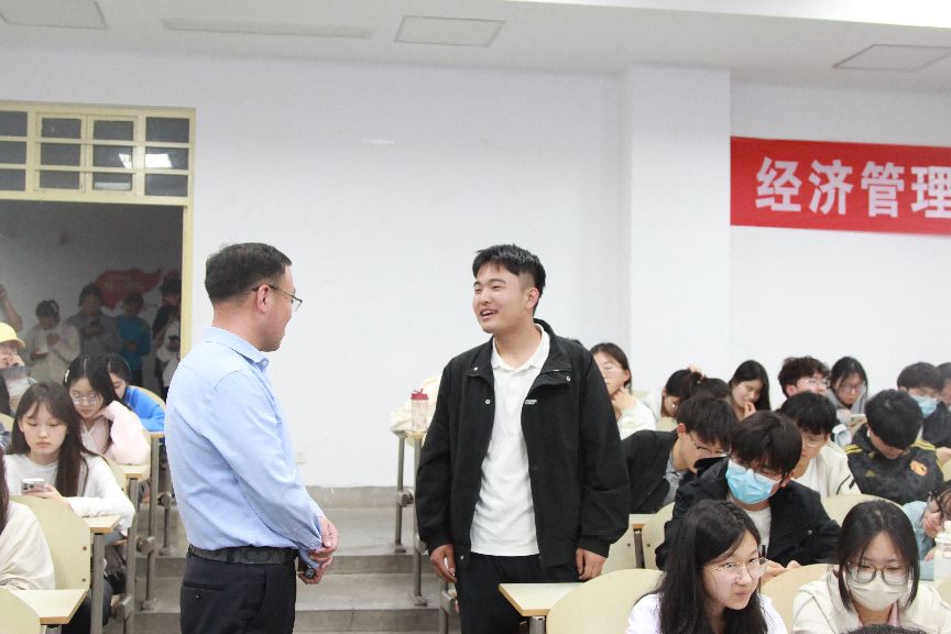 说明: 成人导航
举办优秀校友白刃返校座谈会3 说明: 成人导航
举办优秀校友白刃返校座谈会3