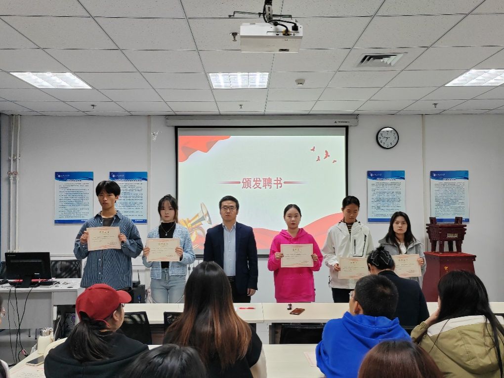 说明: D:\钉钉存储\2024.10.29成人导航
学风联络员聘书颁发大会照片\微信图片_20241029221630.jpg