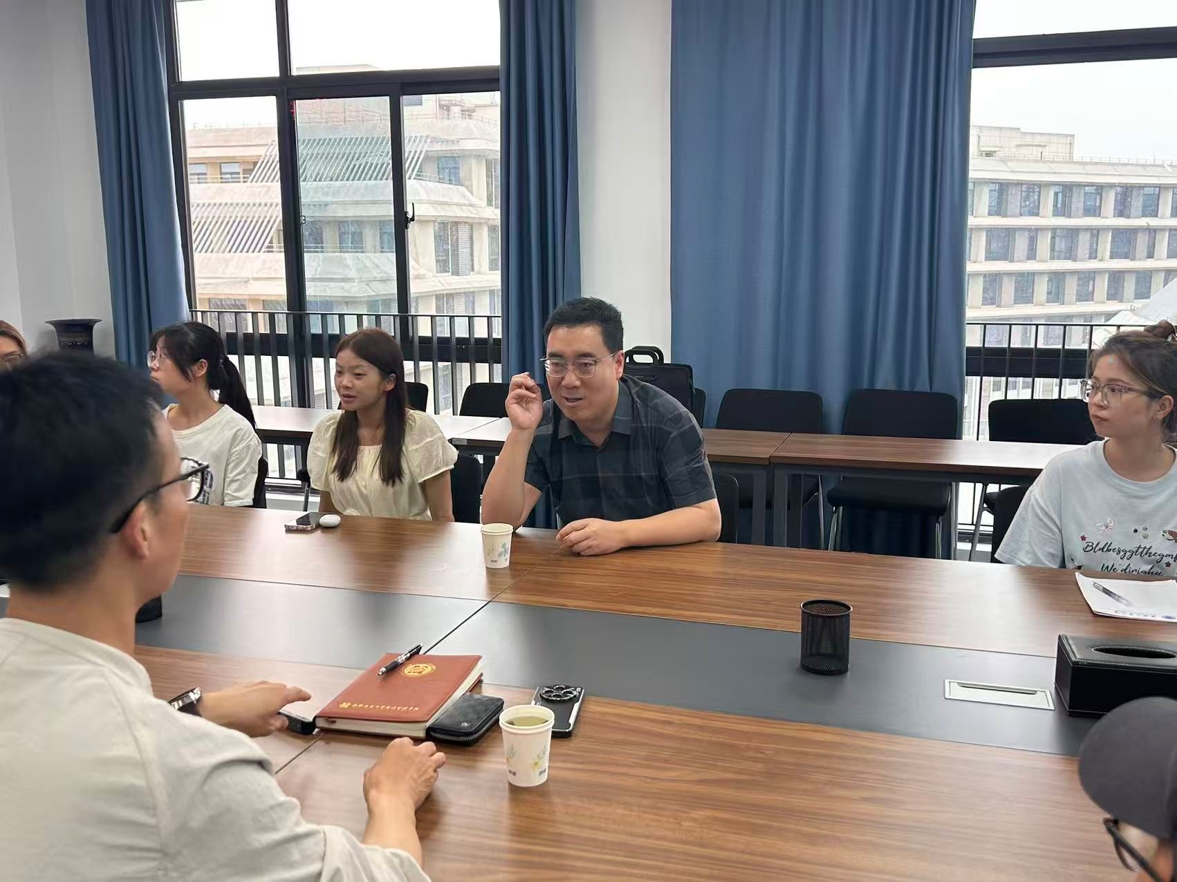 说明: 5月19日经管成人导航
举办校企交流座谈会 图片2