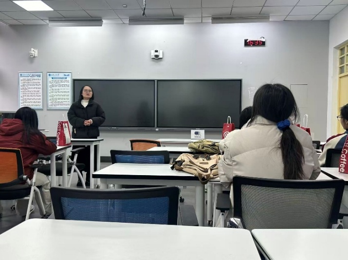 说明: 房间里有许多人AI 生成的内容可能不正确。 说明: 房间里有许多人AI 生成的内容可能不正确。